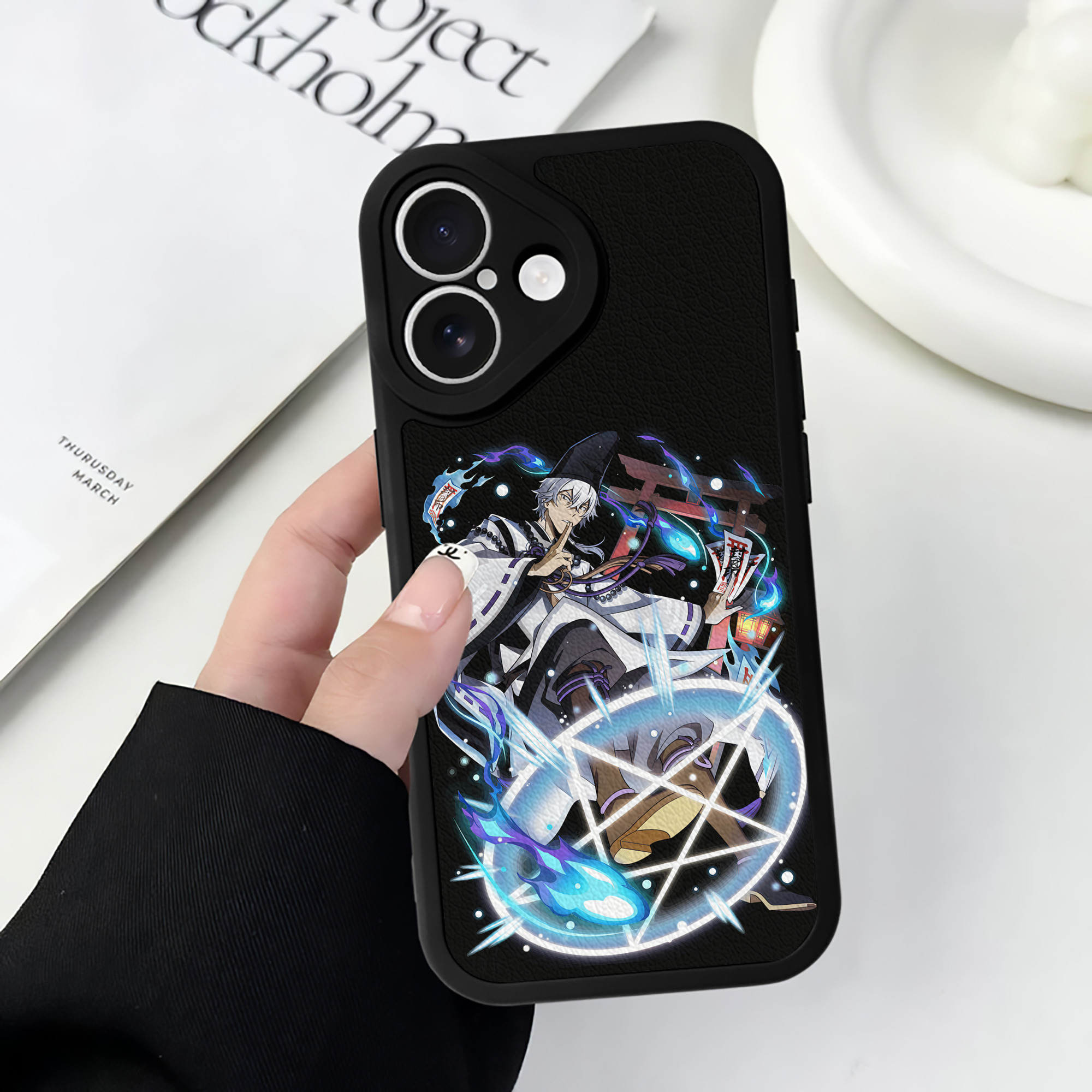 （画像用） 文豪ストレイドッグス Bungo Stray Dogs 【iPhone 16シリーズ対応】シリコンスマホケース（レザー調） 材質：シリコン